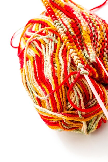 detail ručnej výšivky s farebnými niťami